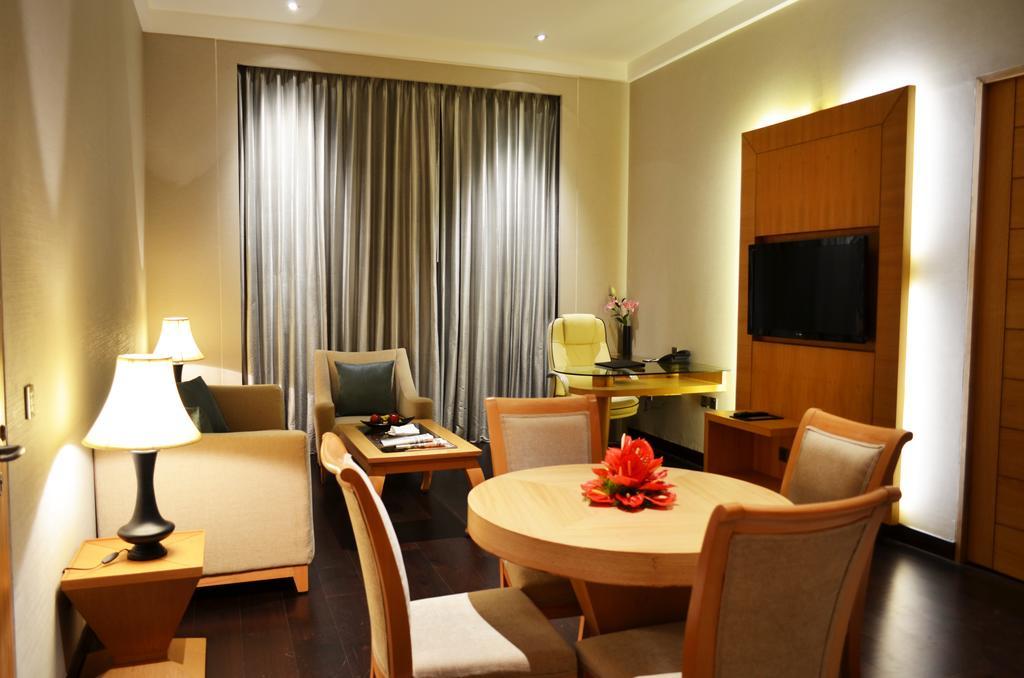 The Umrao Hotel New Delhi Exterior photo