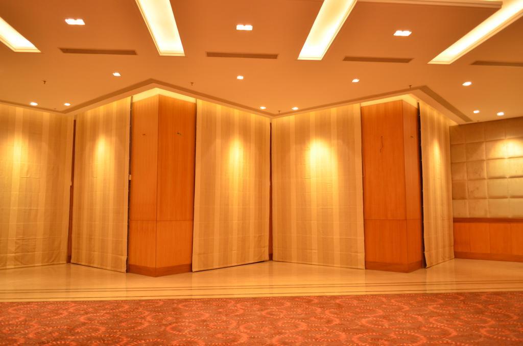 The Umrao Hotel New Delhi Exterior photo